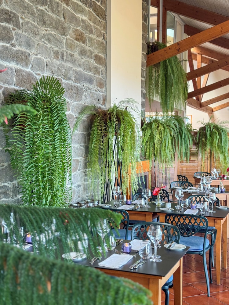 Albatroz Beach & Yacht Club — Restaurant & bars in Santa Cruz, Madeira