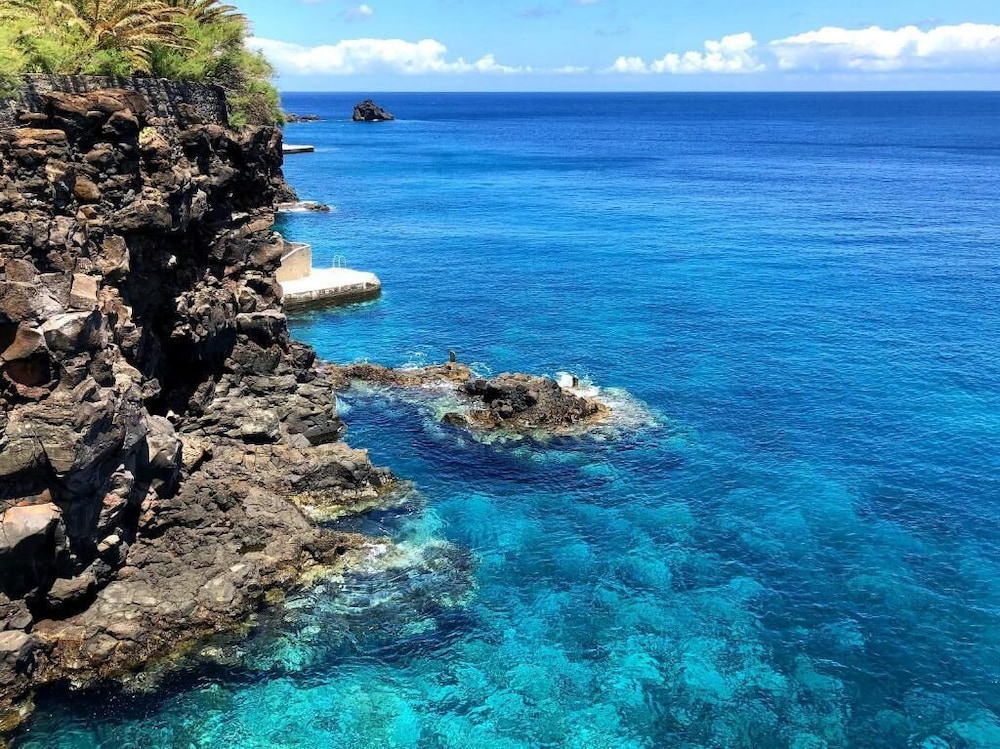 Albatroz Beach & Yacht Club — Santa Cruz, Madeira