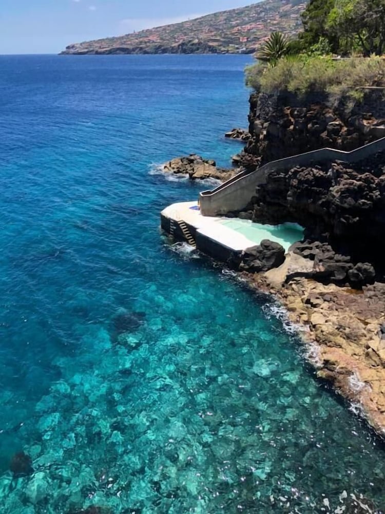 Albatroz Beach & Yacht Club — Santa Cruz, Madeira