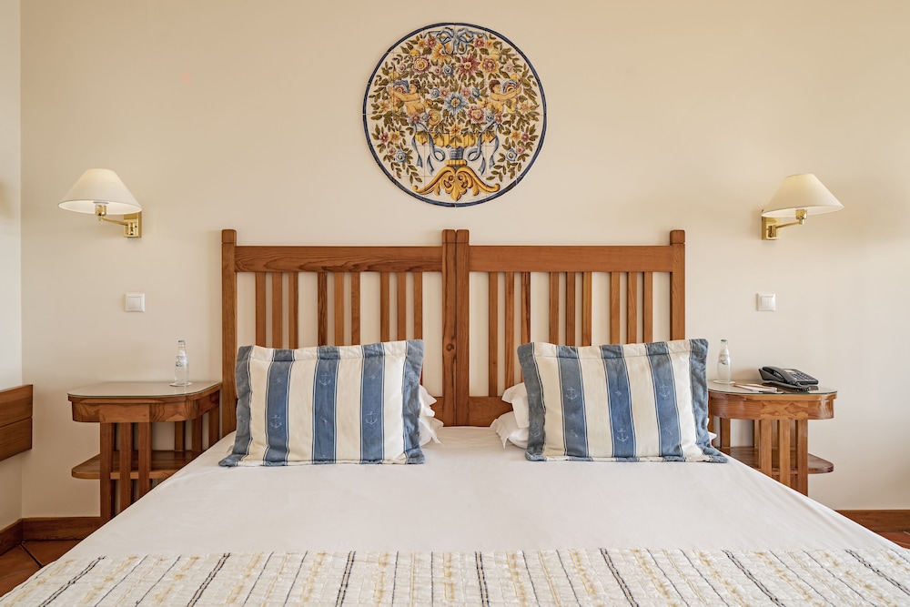 Albatroz Beach & Yacht Club — Hotel rooms in Santa Cruz, Madeira