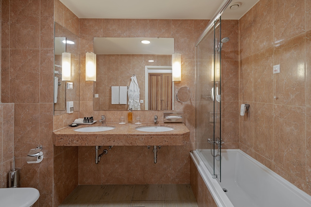 Albatroz Beach & Yacht Club — Hotel rooms in Santa Cruz, Madeira