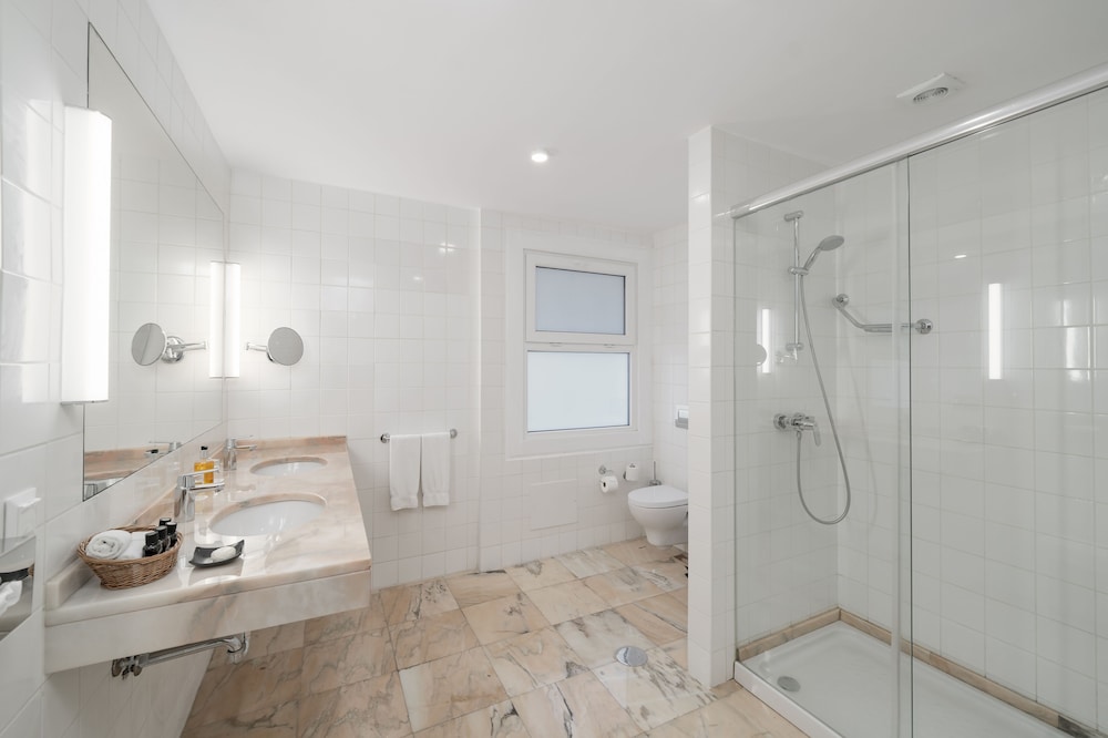 Albatroz Beach & Yacht Club — Hotel rooms in Santa Cruz, Madeira