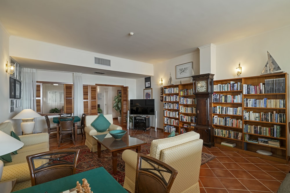 Albatroz Beach & Yacht Club — Hotel rooms in Santa Cruz, Madeira