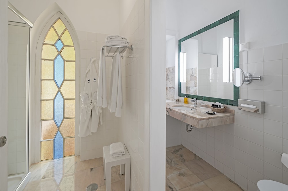 Albatroz Beach & Yacht Club — Hotel rooms in Santa Cruz, Madeira