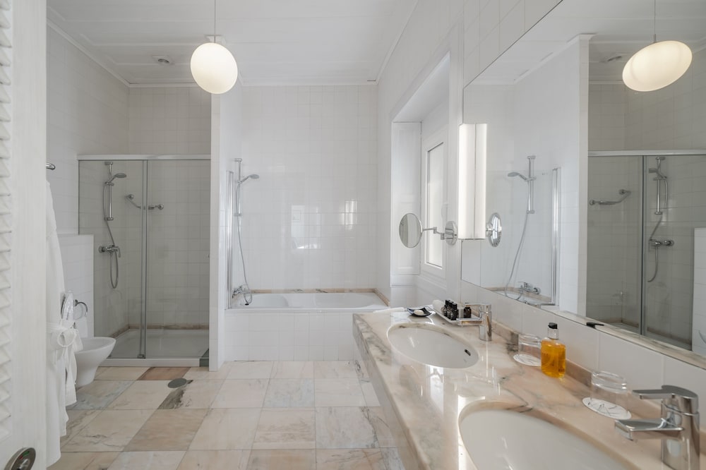 Albatroz Beach & Yacht Club — Hotel rooms in Santa Cruz, Madeira