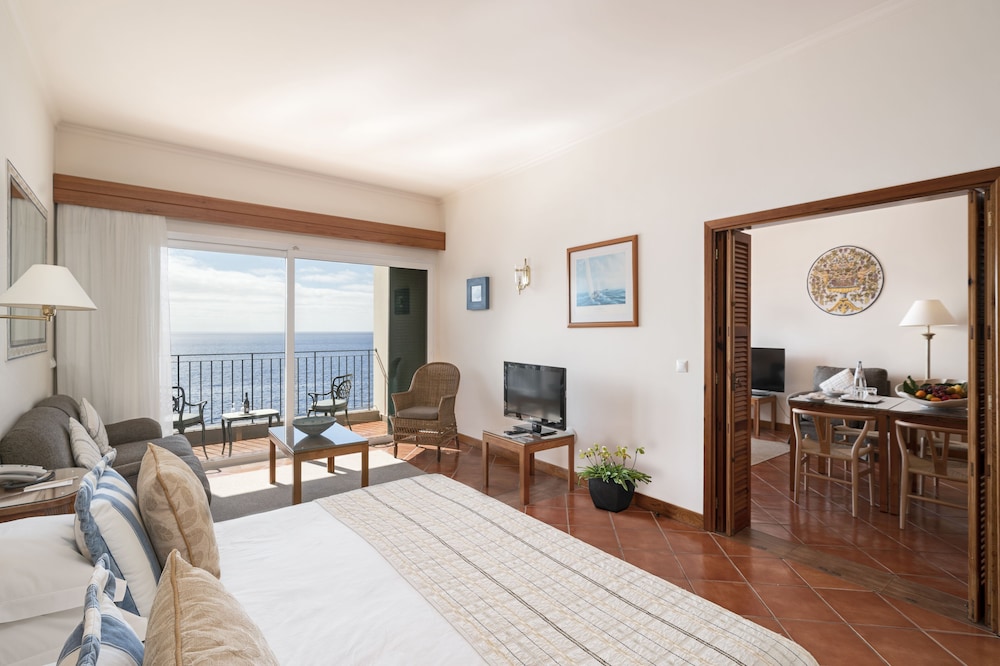 Albatroz Beach & Yacht Club — Hotel rooms in Santa Cruz, Madeira