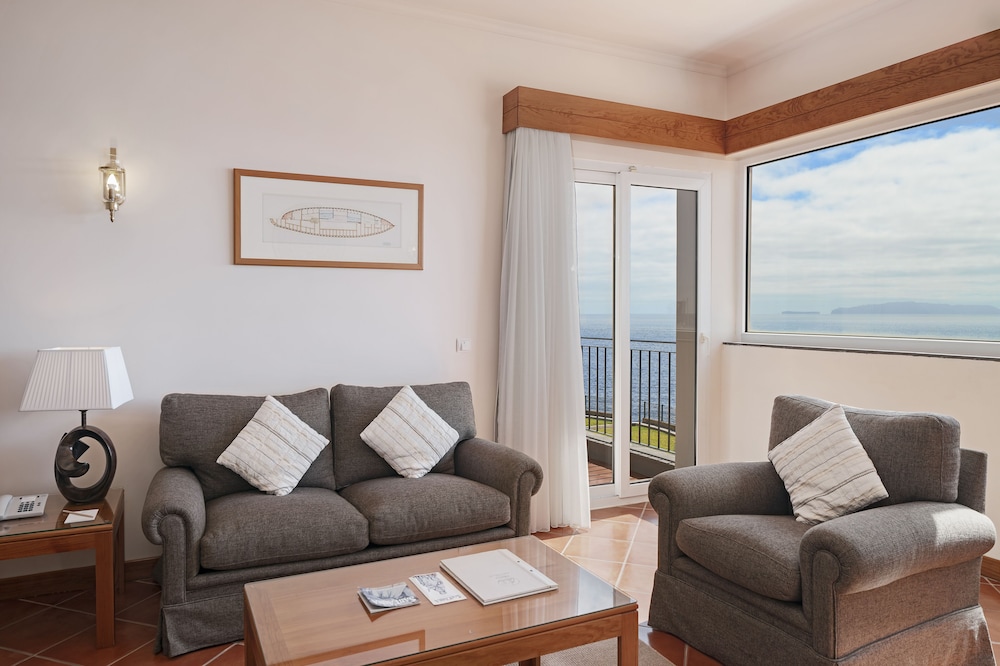 Albatroz Beach & Yacht Club — Hotel rooms in Santa Cruz, Madeira