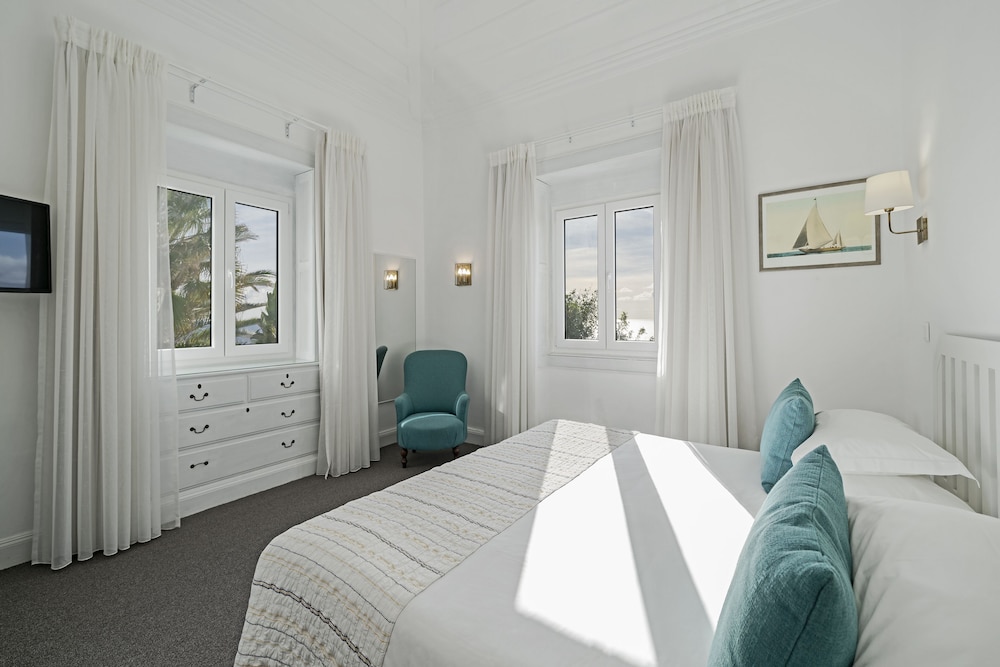 Albatroz Beach & Yacht Club — Hotel rooms in Santa Cruz, Madeira