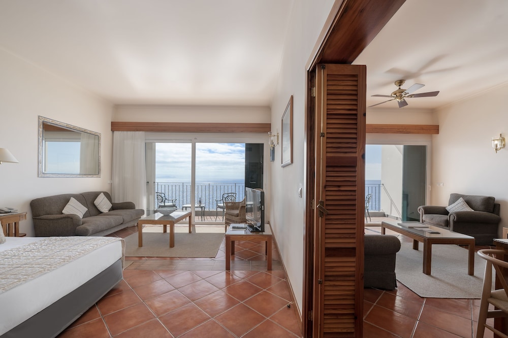 Albatroz Beach & Yacht Club — Hotel rooms in Santa Cruz, Madeira