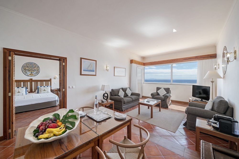 Albatroz Beach & Yacht Club — Hotel rooms in Santa Cruz, Madeira