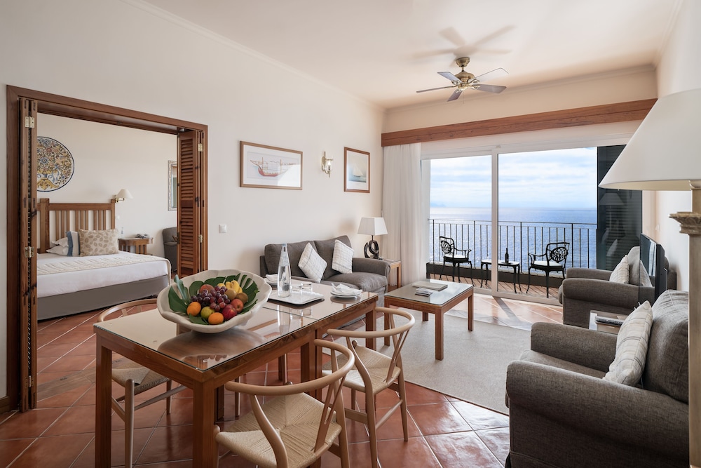 Albatroz Beach & Yacht Club — Hotel rooms in Santa Cruz, Madeira