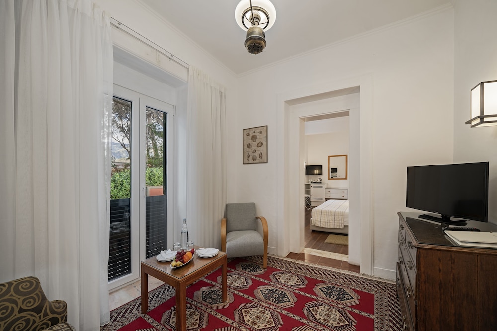 Albatroz Beach & Yacht Club — Hotel rooms in Santa Cruz, Madeira