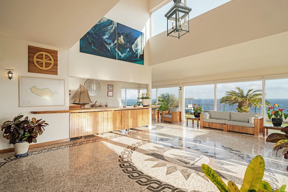 Albatroz Beach & Yacht Club — Hotel building in Santa Cruz, Madeira