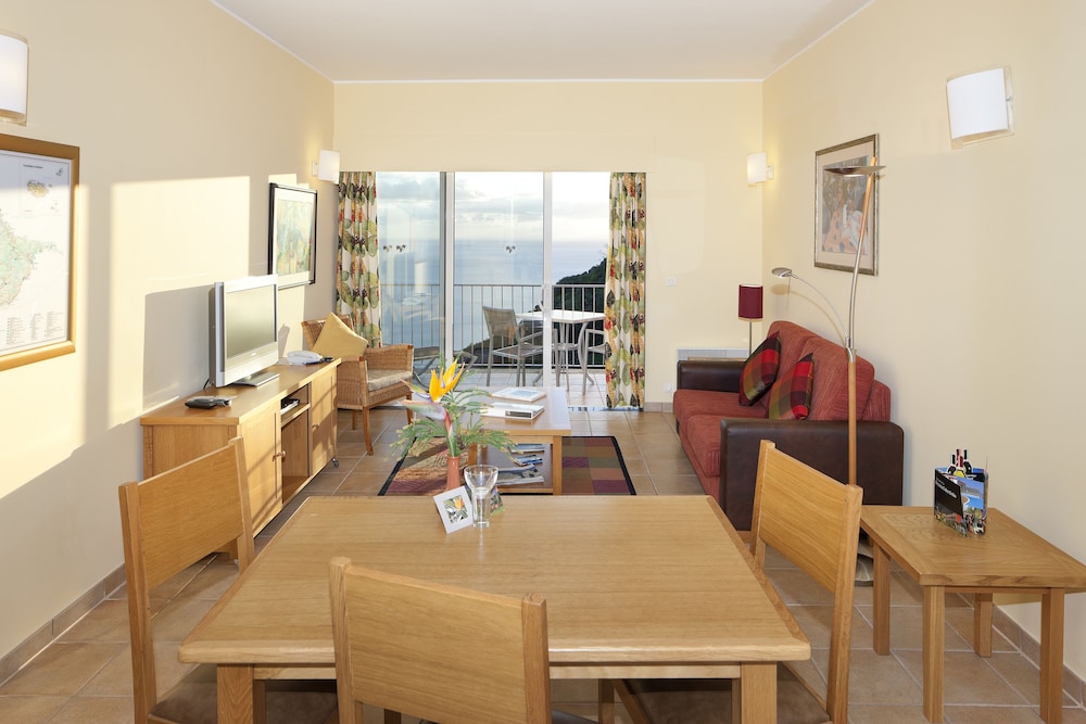 Village Cabo Girao — Hotel rooms in Estreito De Câmara, Madeira