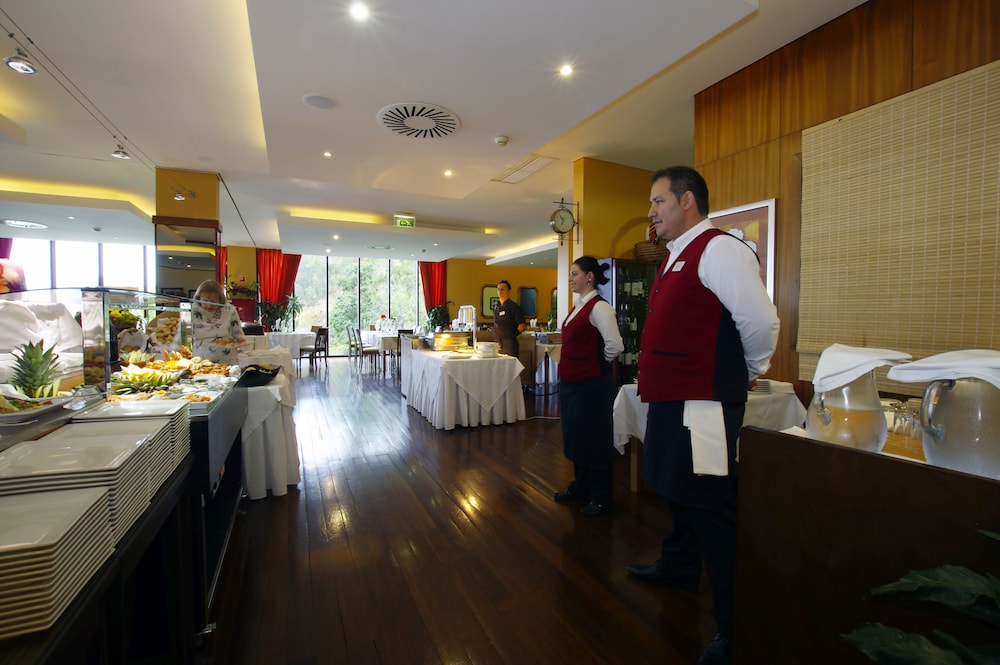 Village Cabo Girao — Restaurant & bars in Estreito De Câmara, Madeira