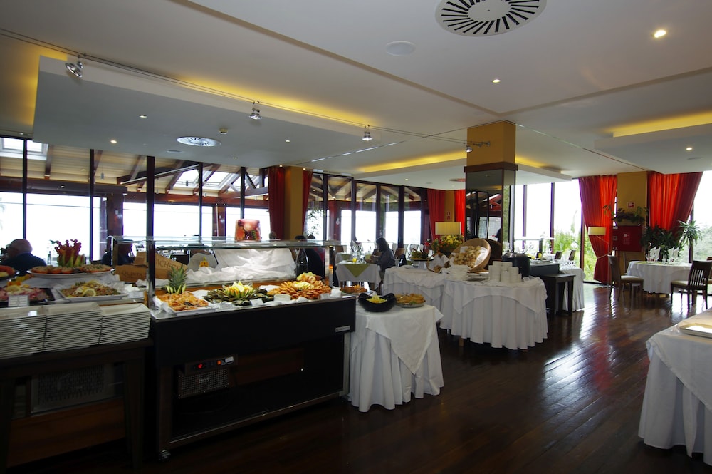 Village Cabo Girao — Restaurant & bars in Estreito De Câmara, Madeira