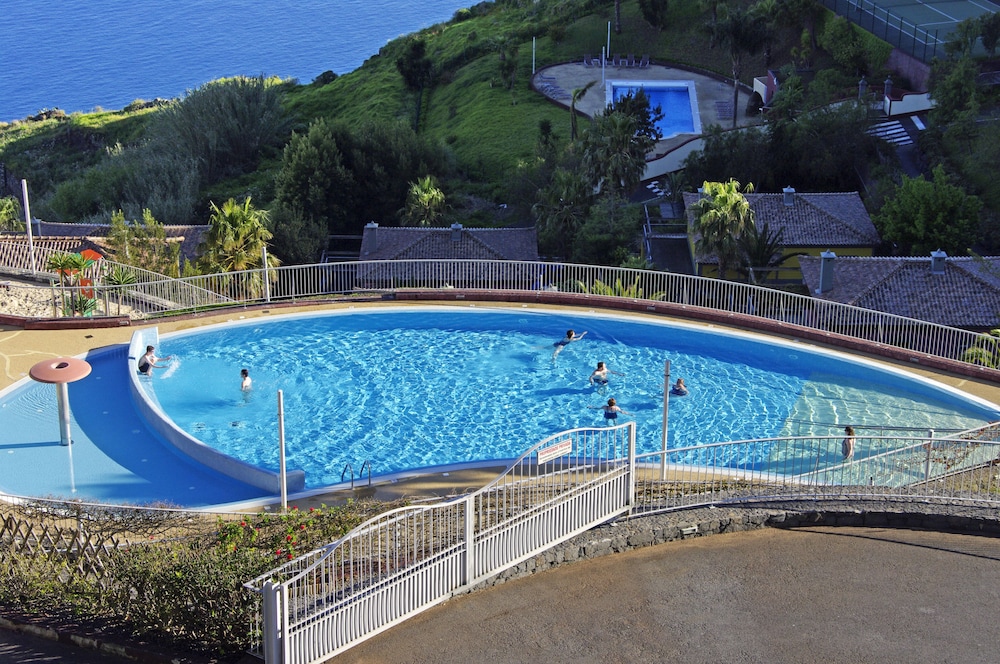 Village Cabo Girao — Swimming pool in Estreito De Câmara, Madeira