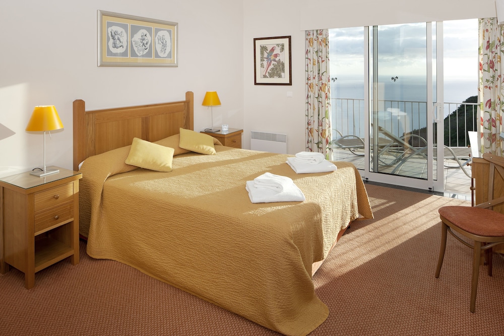 Village Cabo Girao — Hotel rooms in Estreito De Câmara, Madeira
