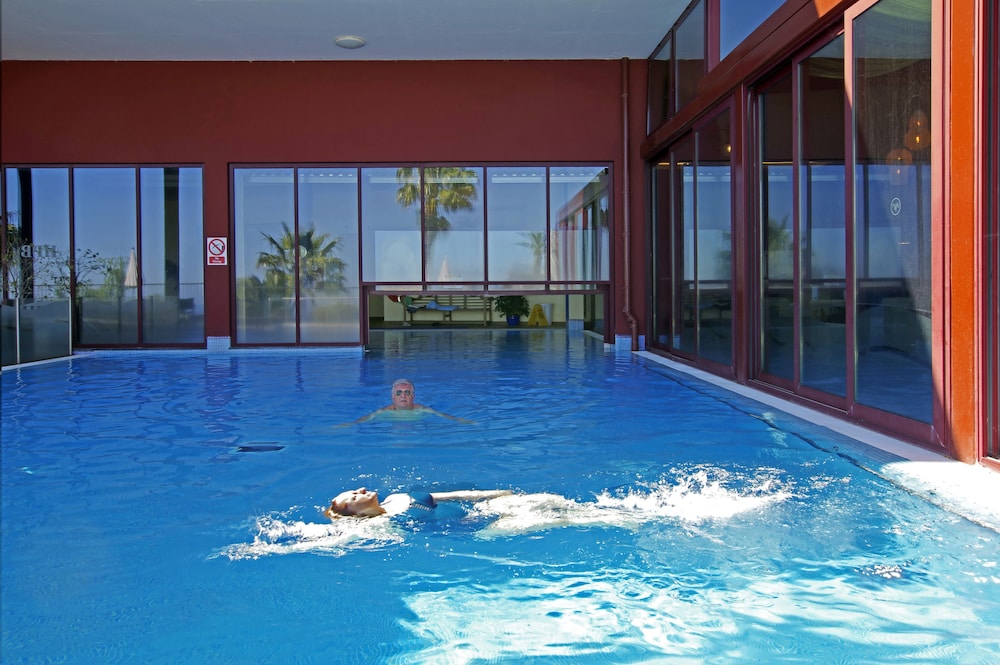 Village Cabo Girao — Swimming pool in Estreito De Câmara, Madeira