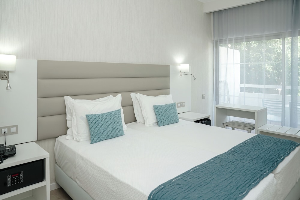 Carvi Beach Hotel — Hotel rooms in Lagos, Faro