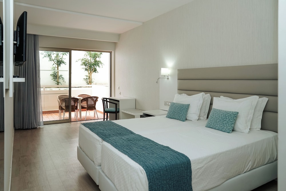 Carvi Beach Hotel — Hotel rooms in Lagos, Faro