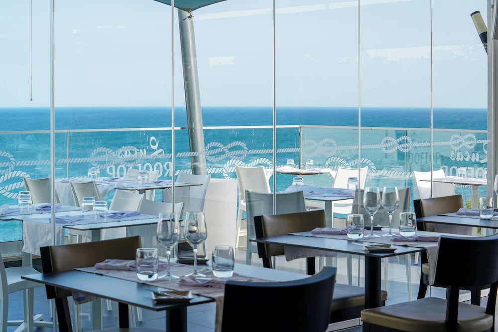 Carvi Beach Hotel — Restaurant & bars in Lagos, Faro