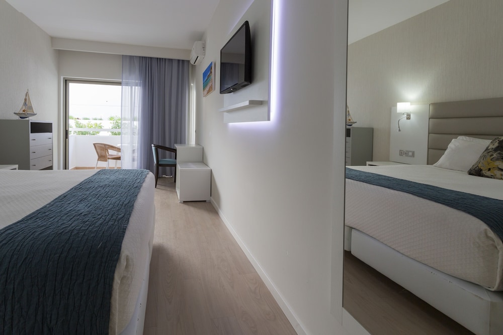 Carvi Beach Hotel — Hotel rooms in Lagos, Faro