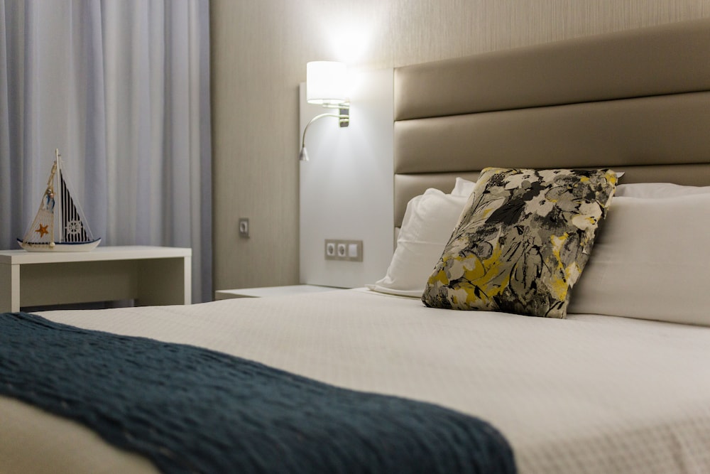 Carvi Beach Hotel — Hotel rooms in Lagos, Faro