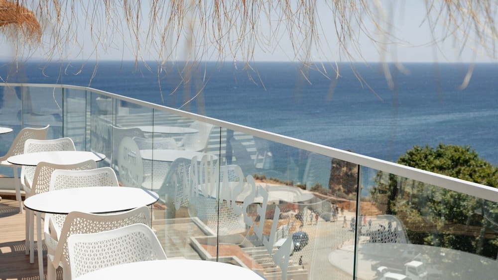 Carvi Beach Hotel — Restaurant & bars in Lagos, Faro