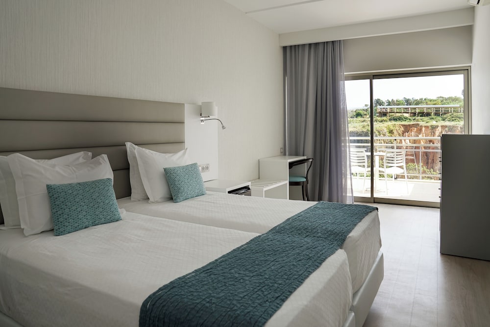 Carvi Beach Hotel — Hotel rooms in Lagos, Faro