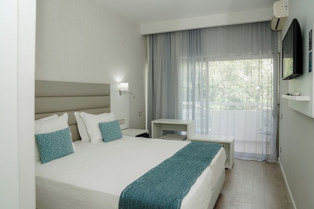 Carvi Beach Hotel — Hotel rooms in Lagos, Faro
