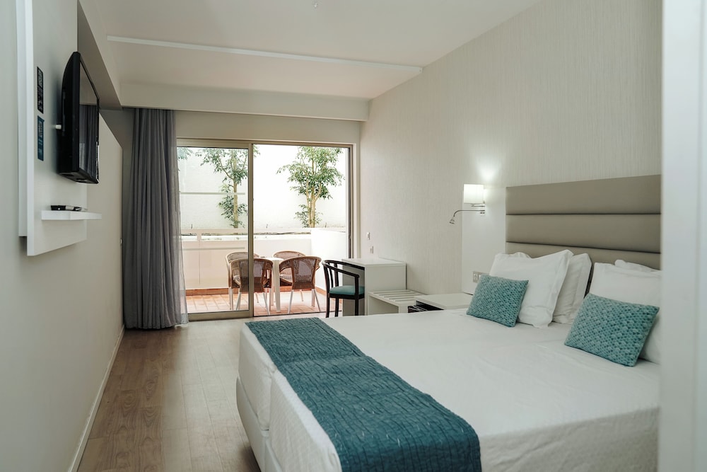 Carvi Beach Hotel — Hotel rooms in Lagos, Faro