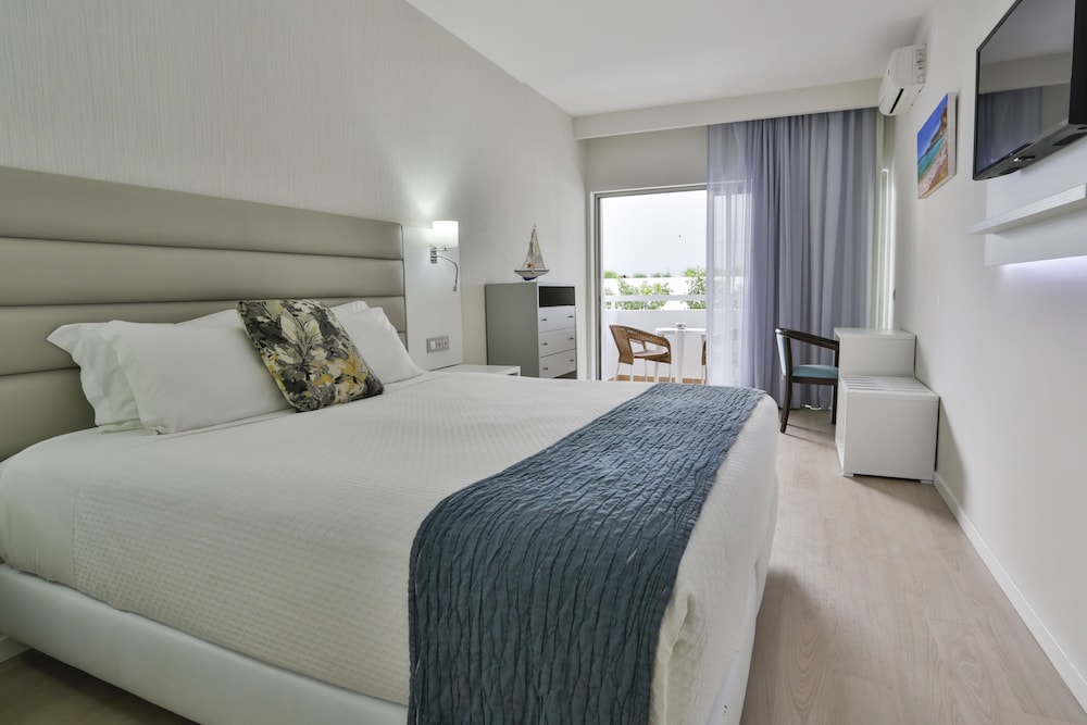 Carvi Beach Hotel — Hotel rooms in Lagos, Faro
