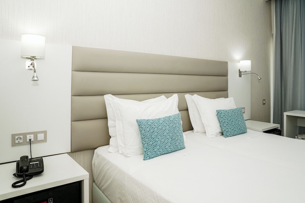 Carvi Beach Hotel — Hotel rooms in Lagos, Faro