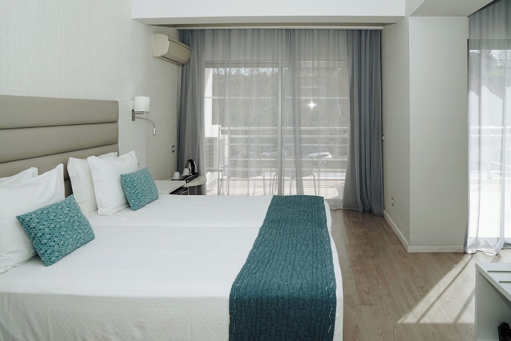 Carvi Beach Hotel — Hotel rooms in Lagos, Faro
