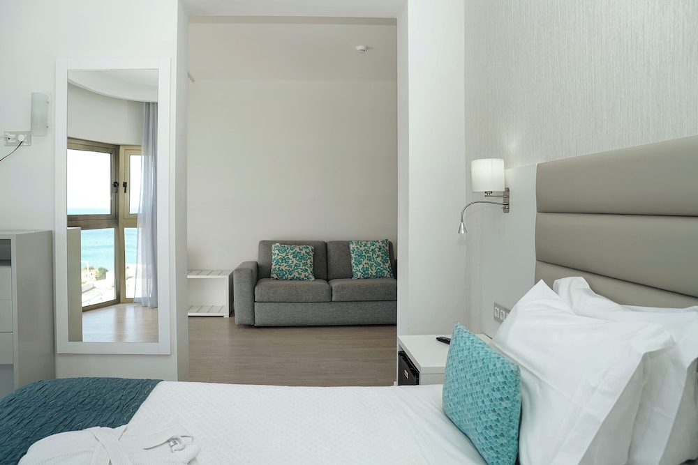 Carvi Beach Hotel — Hotel rooms in Lagos, Faro