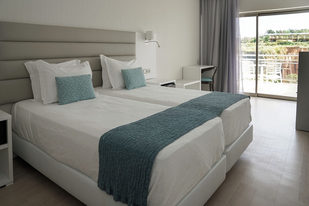 Carvi Beach Hotel — Hotel rooms in Lagos, Faro