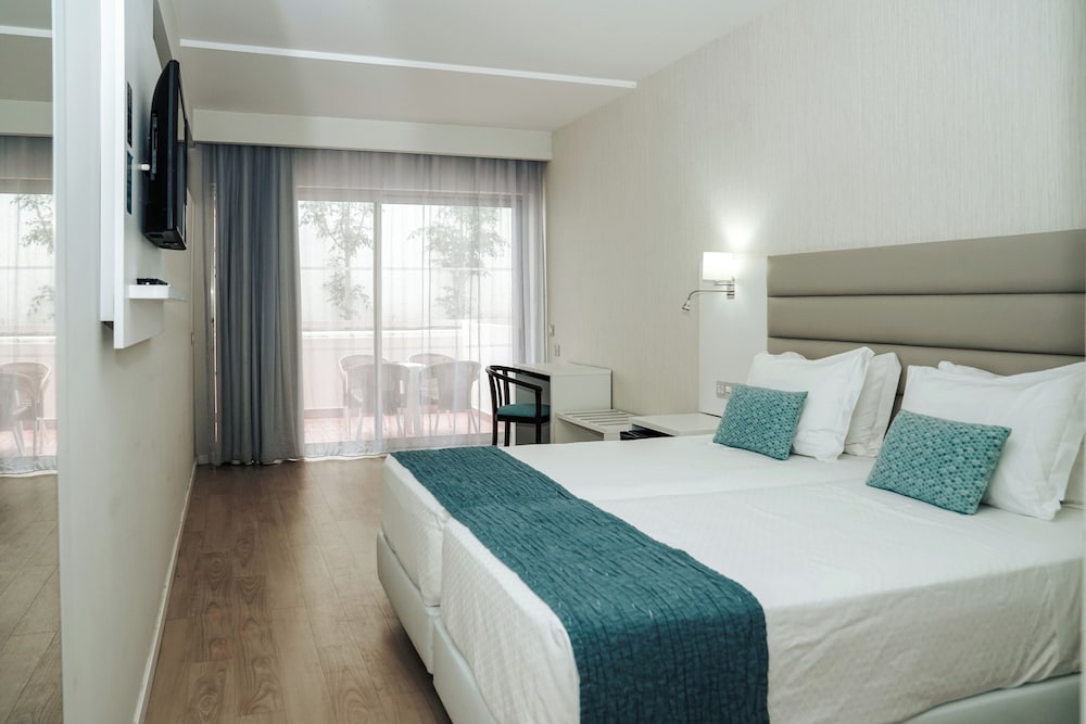 Carvi Beach Hotel — Hotel rooms in Lagos, Faro
