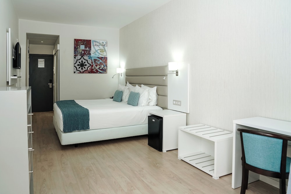 Carvi Beach Hotel — Hotel rooms in Lagos, Faro