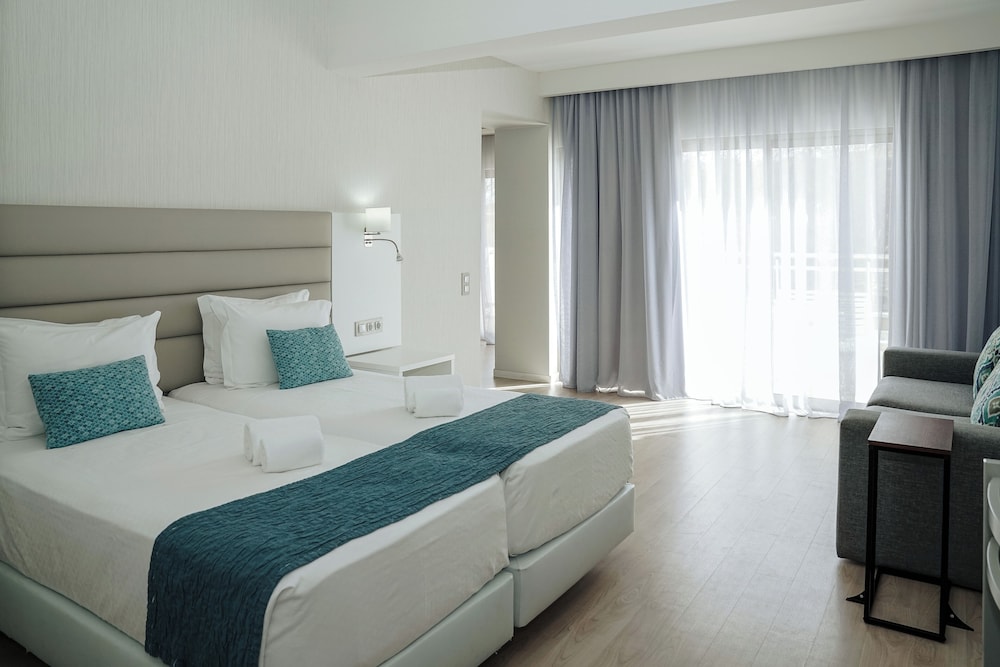 Carvi Beach Hotel — Hotel rooms in Lagos, Faro