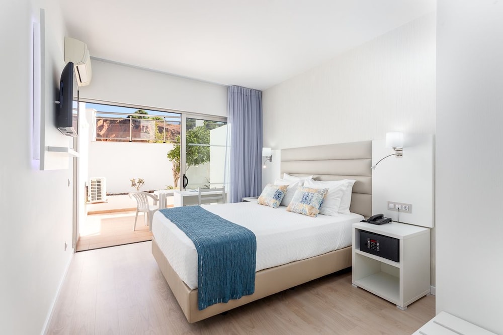 Carvi Beach Hotel — Hotel rooms in Lagos, Faro