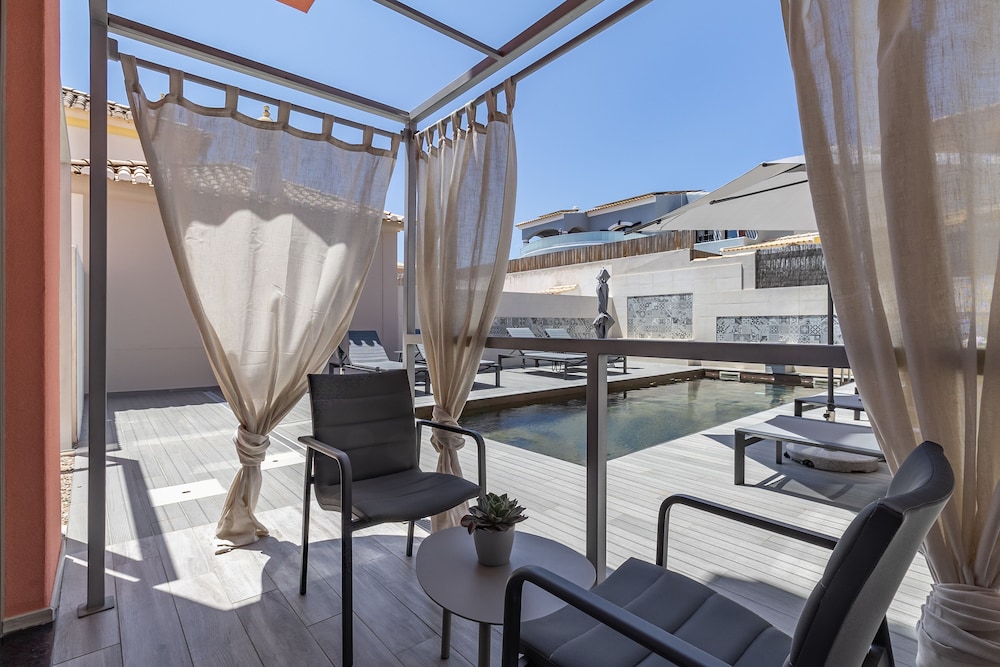 Charming Residence & Guest House Dom Manuel I (Adults only) — Swimming pool in Lagos, Faro