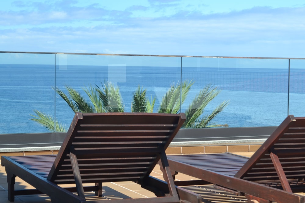 Enotel Sunset Bay — Hotel rooms in Ponta do Sol, Madeira