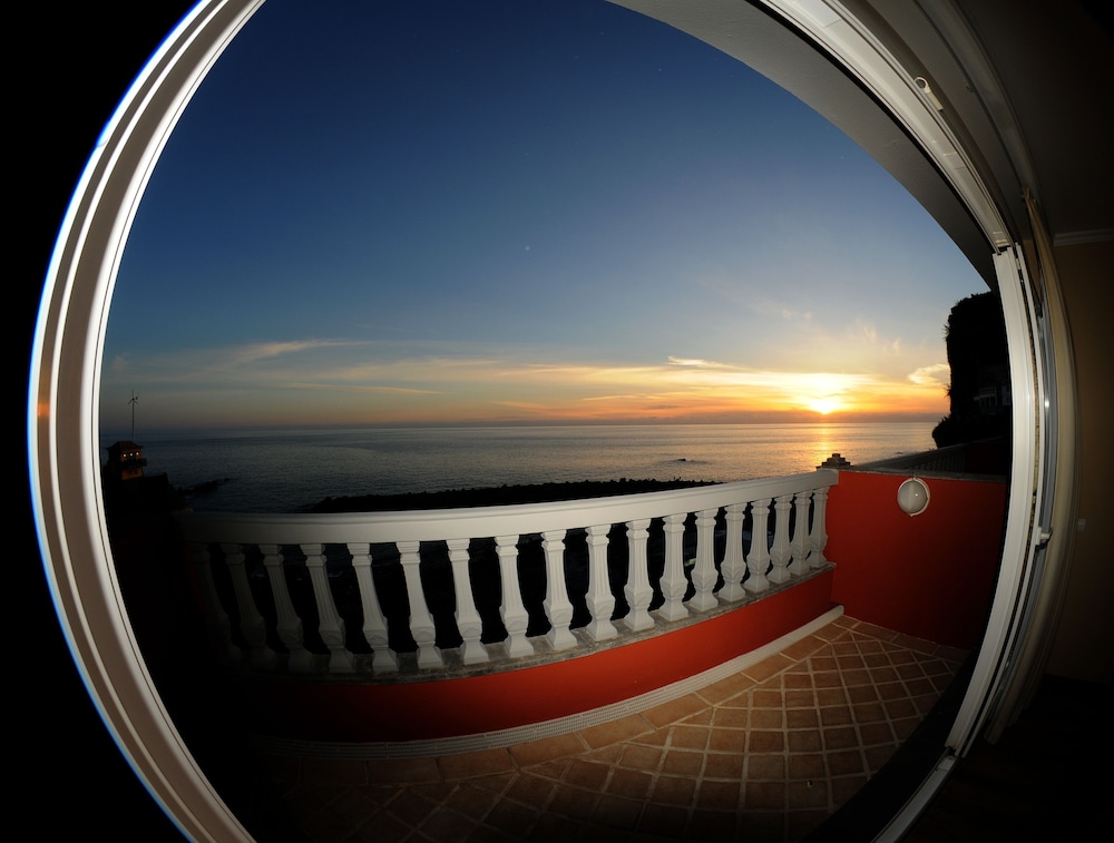Enotel Sunset Bay — Hotel rooms in Ponta do Sol, Madeira