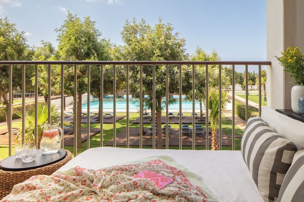 Victoria Golf Resort and Spa Managed by Accor — Swimming pool in Vilamoura, Faro