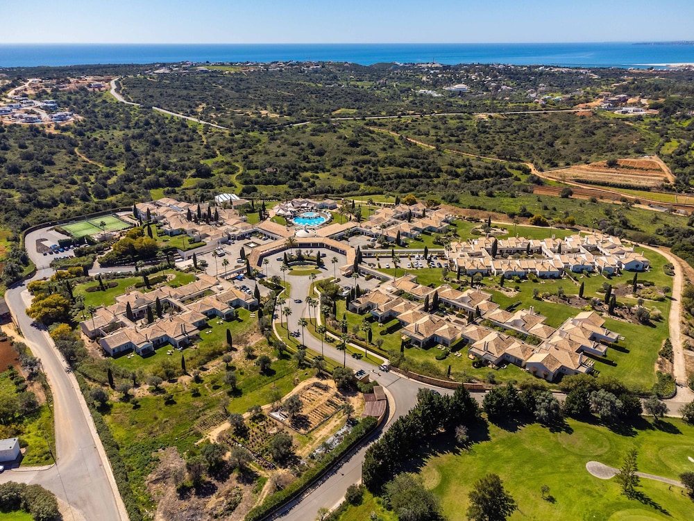 Vale d'Oliveiras Quinta Resort & Spa — Swimming pool in Carvoeiro, Faro