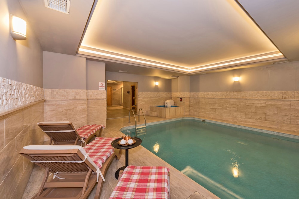 Hotel Vicenza — Swimming pool in Istanbul, Istanbul