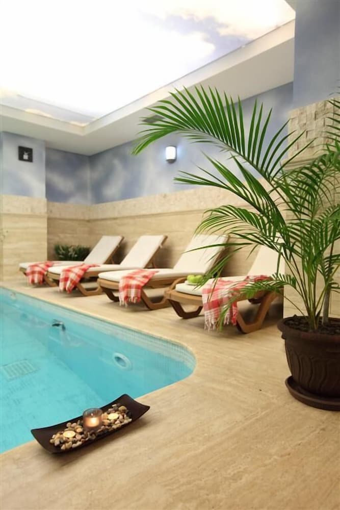 Hotel Vicenza — Swimming pool in Istanbul, Istanbul