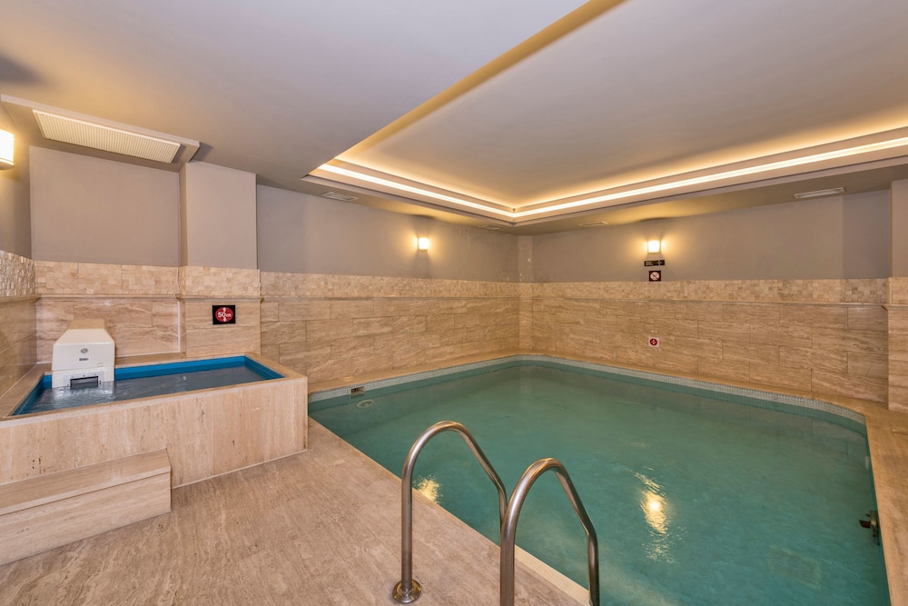 Hotel Vicenza — Swimming pool in Istanbul, Istanbul