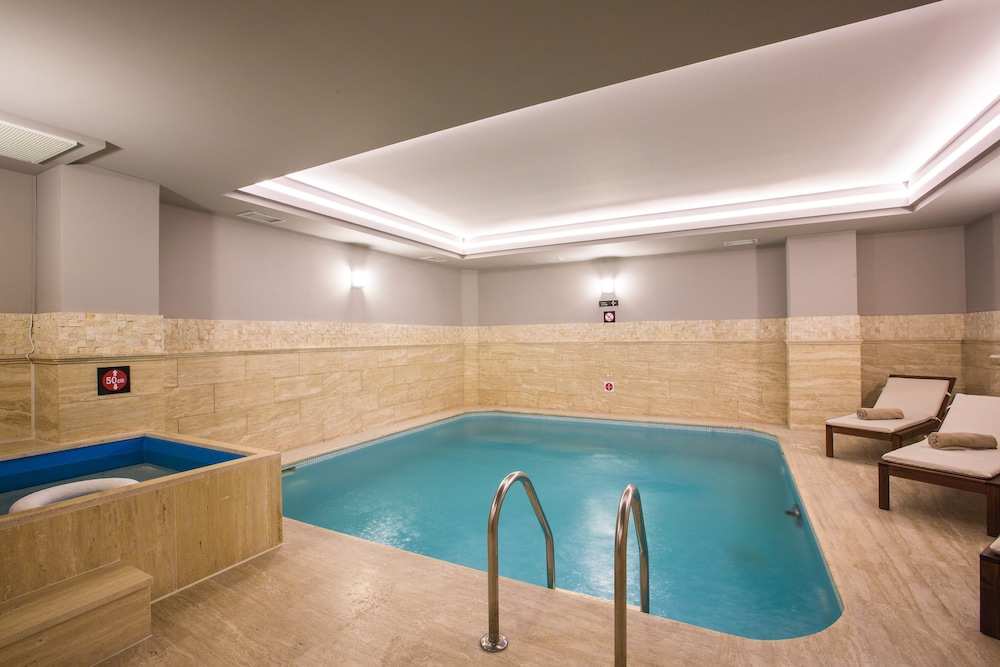 Hotel Vicenza — Swimming pool in Istanbul, Istanbul